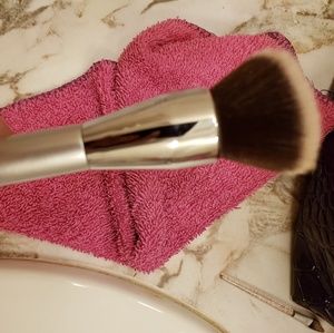 It cosmetics brush for foundation